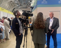 Директор издательства «Адукацыя і выхаванне» Валентин Янович Новогродский представил иностранным и белорусским журналистам значимые проекты издательства Директор издательства «Адукацыя і выхаванне» Валентин Янович Новогродский представил иностранным и белорусским журналистам значимые проекты издательства